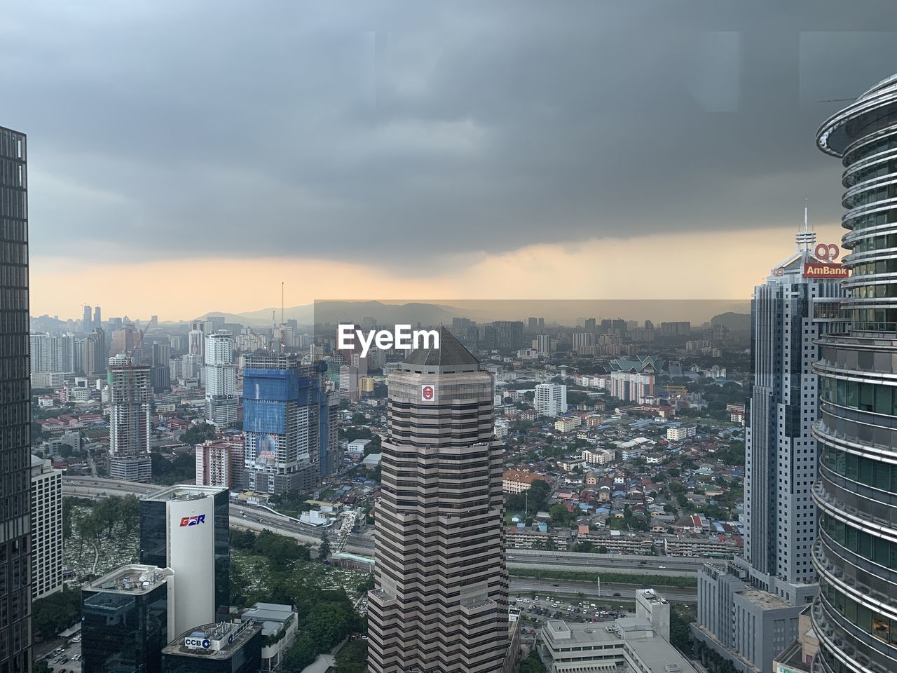 HIGH ANGLE VIEW OF BUILDINGS AGAINST SKY IN CITY