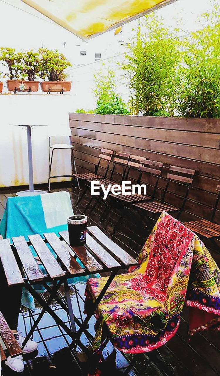 HIGH ANGLE VIEW OF TABLE AND CHAIRS AT ROOF