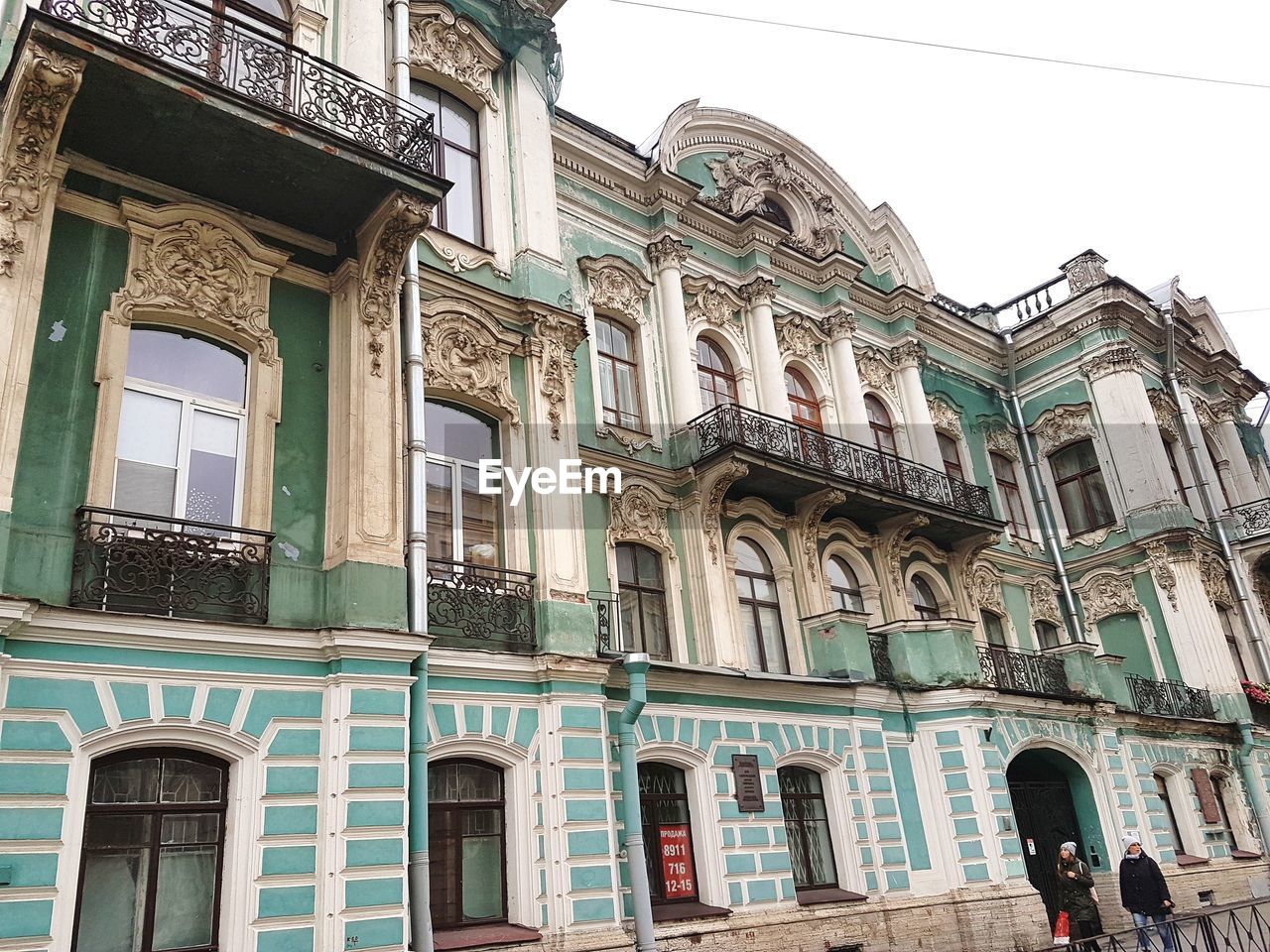 LOW ANGLE VIEW OF BUILDINGS AGAINST SKY