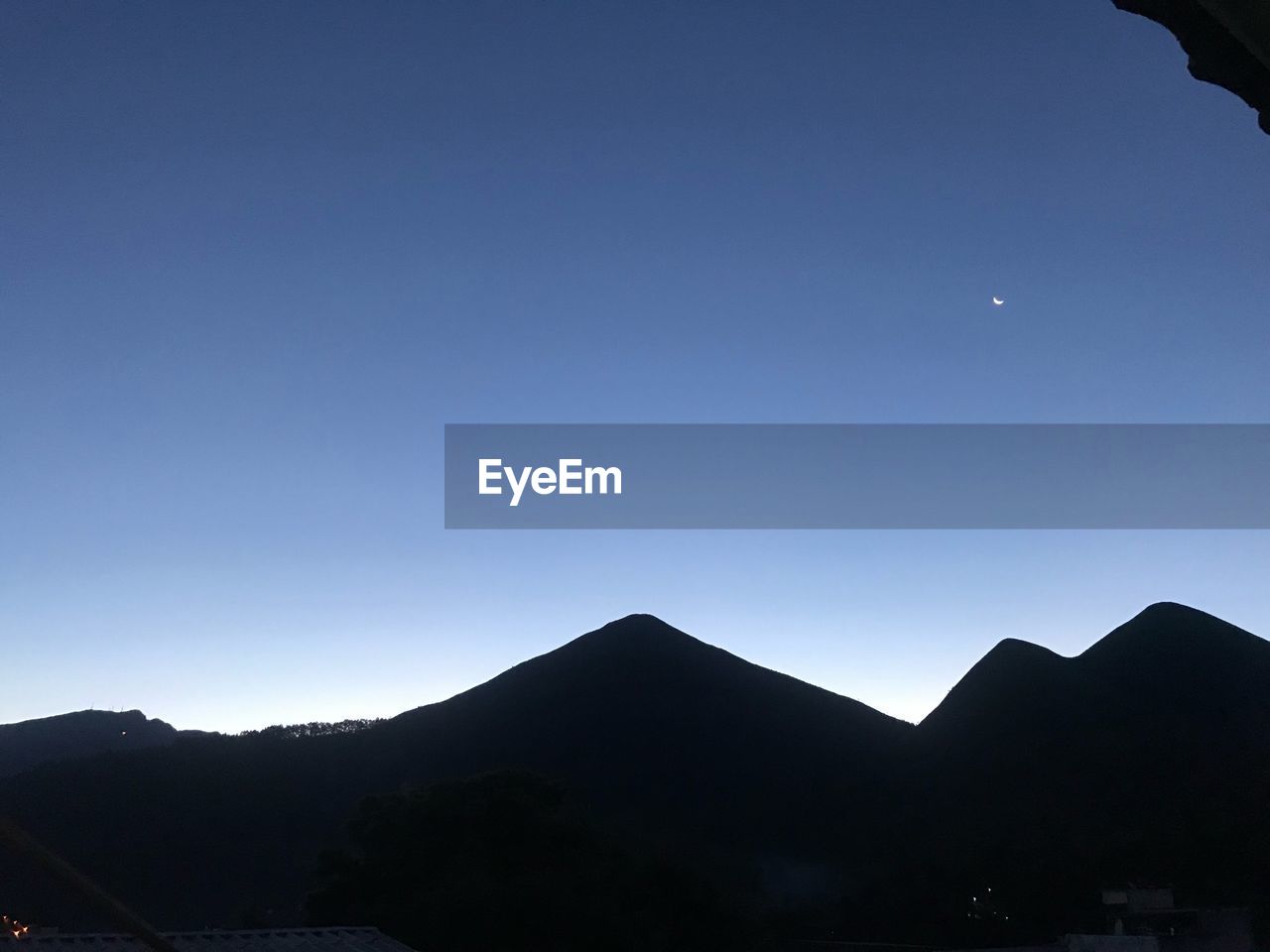 SILHOUETTE MOUNTAIN RANGE AGAINST CLEAR SKY