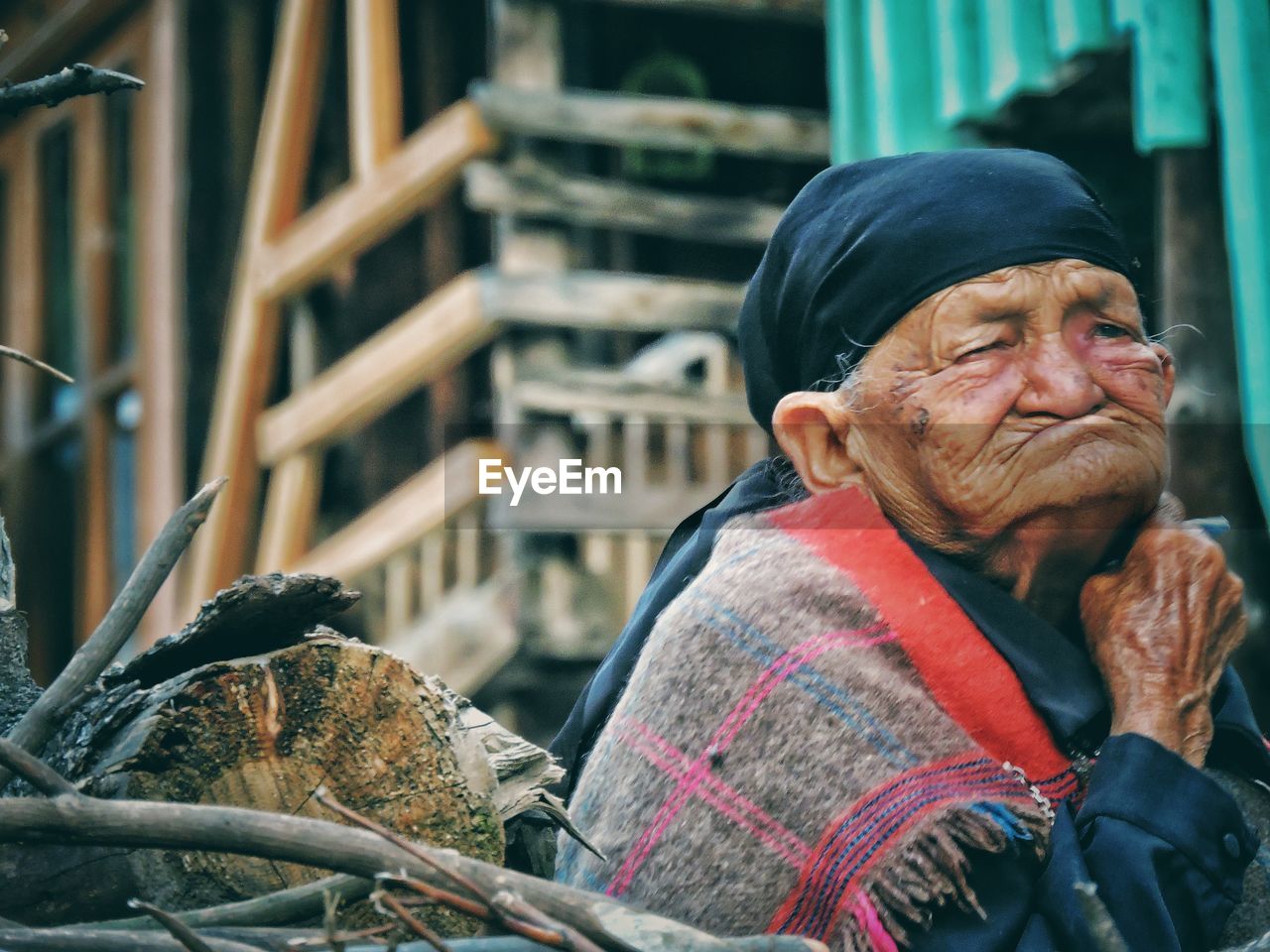 CLOSE-UP OF MAN WEARING MASK