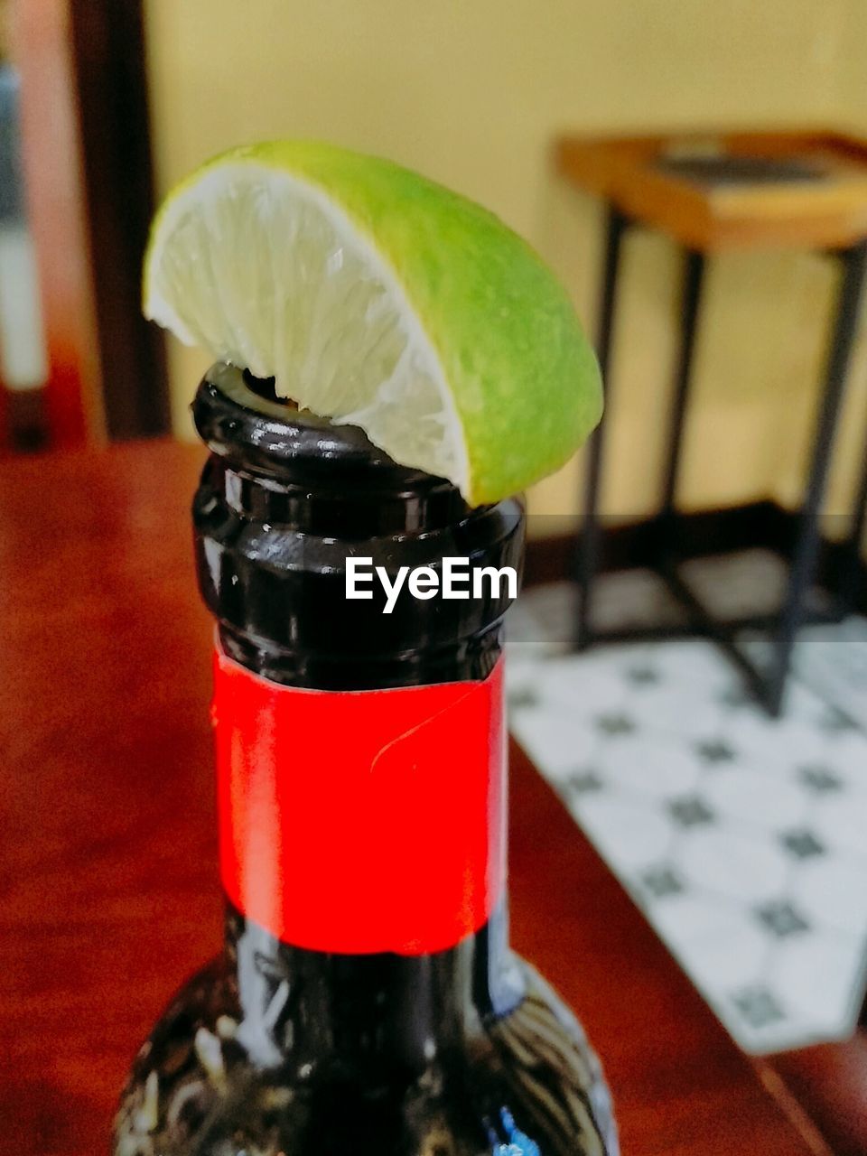 CLOSE-UP OF RED WINE ON TABLE