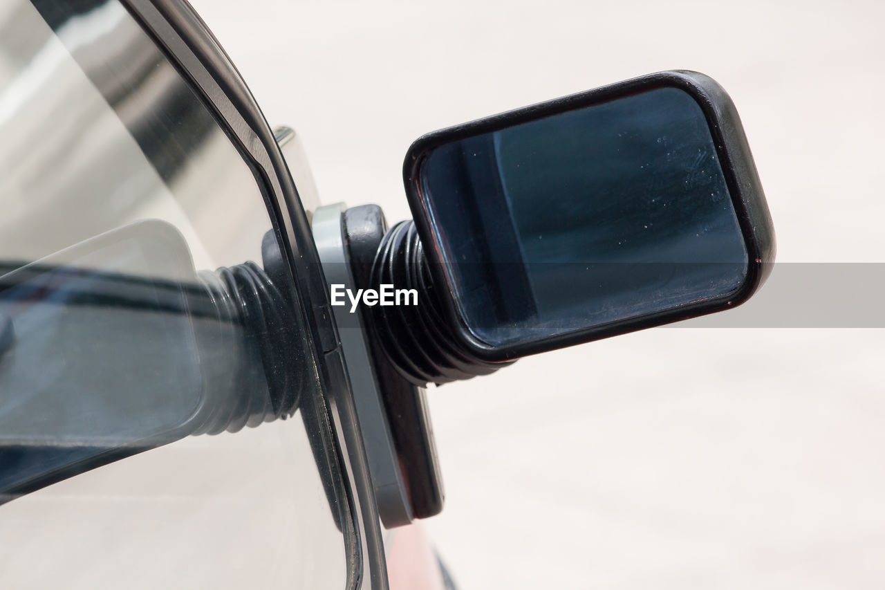 CLOSE-UP OF SIDE-VIEW MIRROR