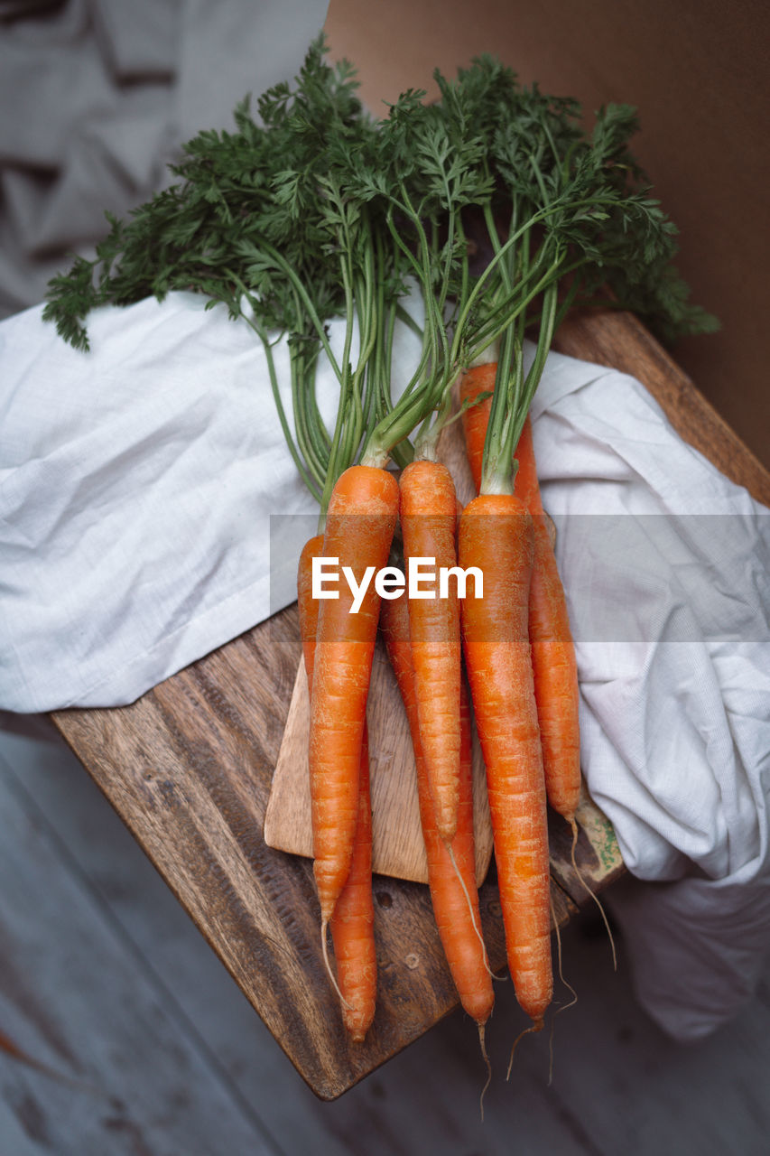 HIGH ANGLE VIEW OF FRESH VEGETABLES IN TRAY ON TABLE