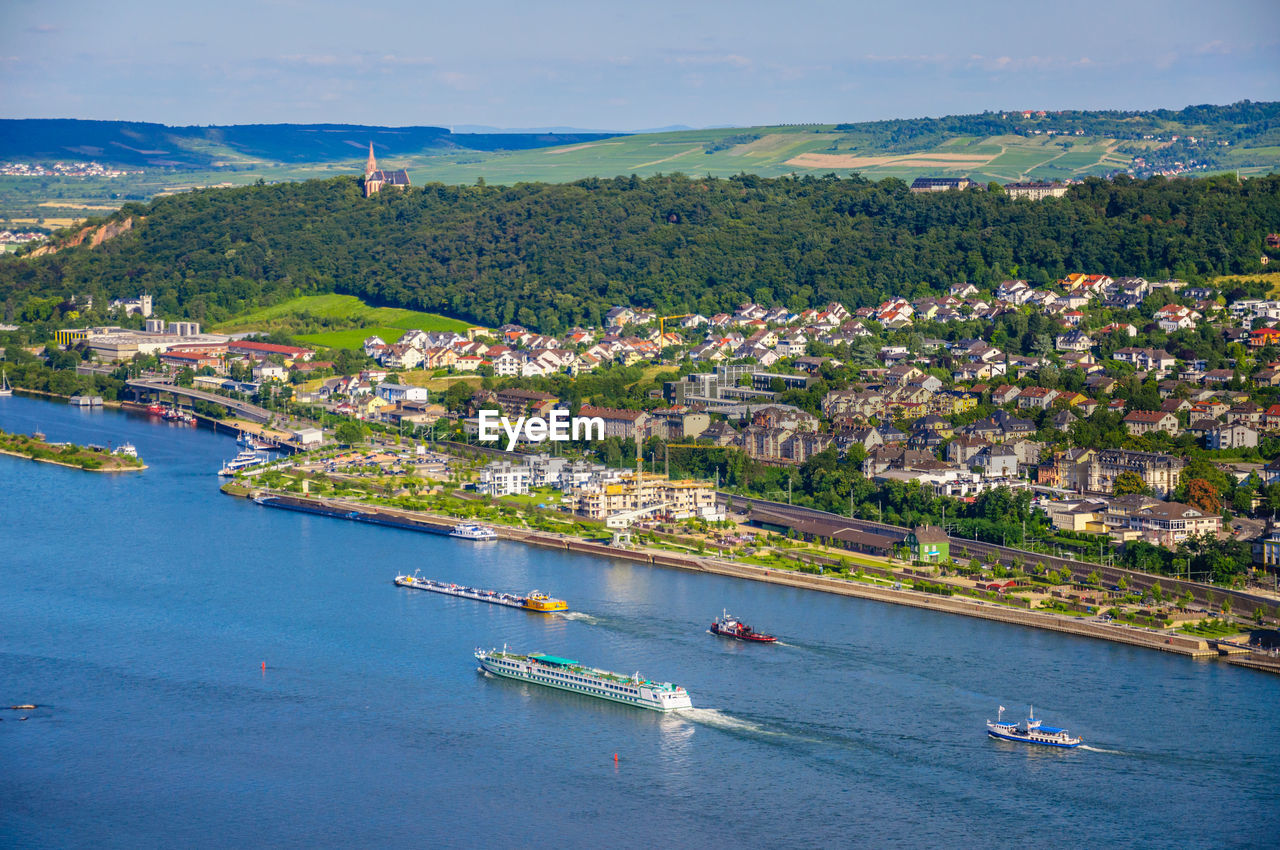 HIGH ANGLE VIEW OF SEA AND BUILDINGS AGAINST SKY