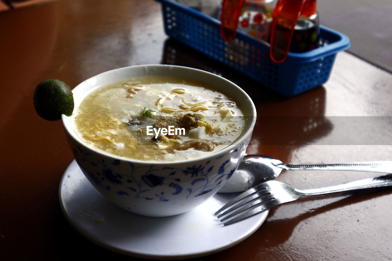 HIGH ANGLE VIEW OF BREAKFAST IN GLASS ON TABLE