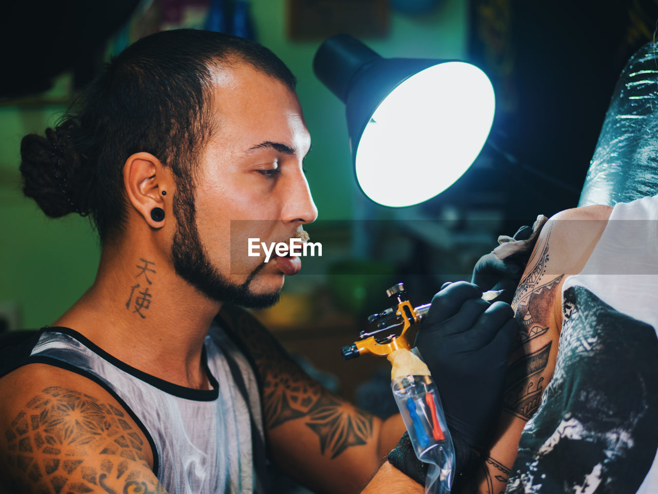 Man tattooing on hand