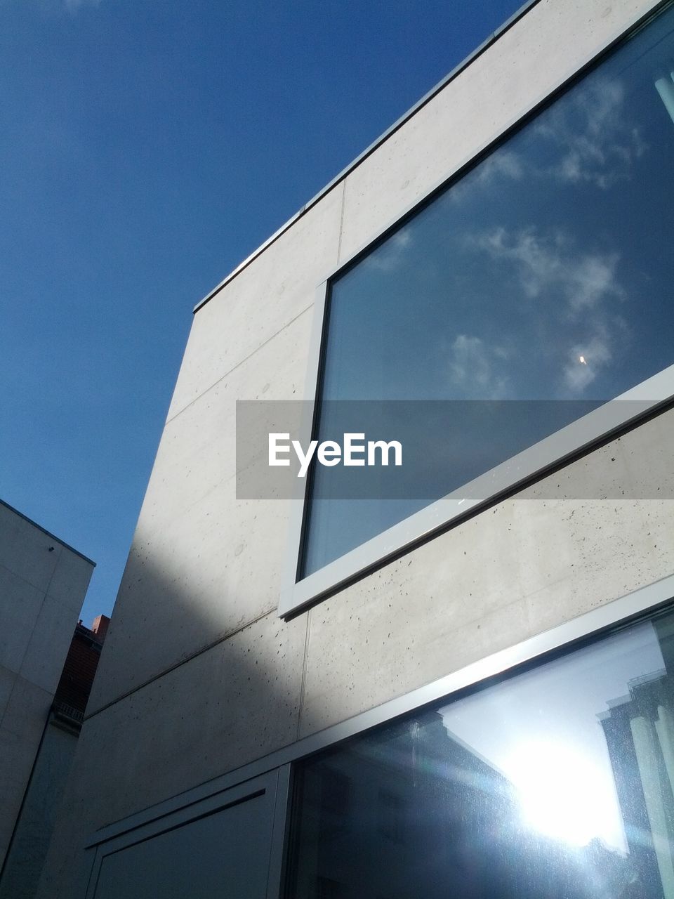 LOW ANGLE VIEW OF BUILDINGS AGAINST BLUE SKY