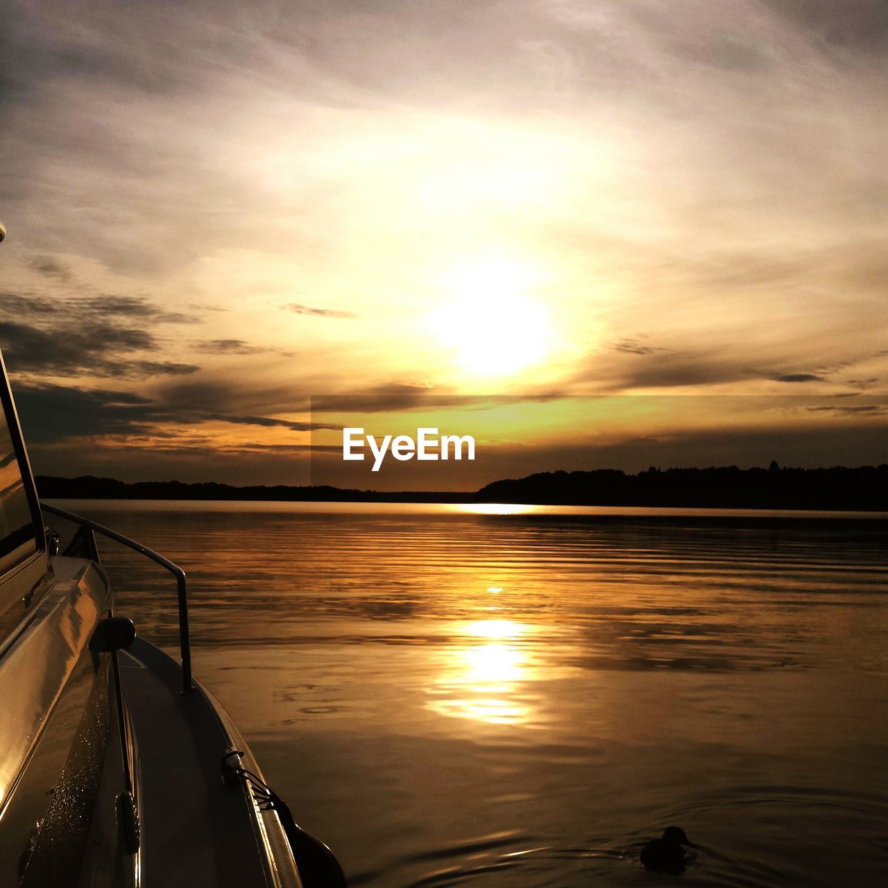 SCENIC VIEW OF SEA AGAINST SUNSET SKY