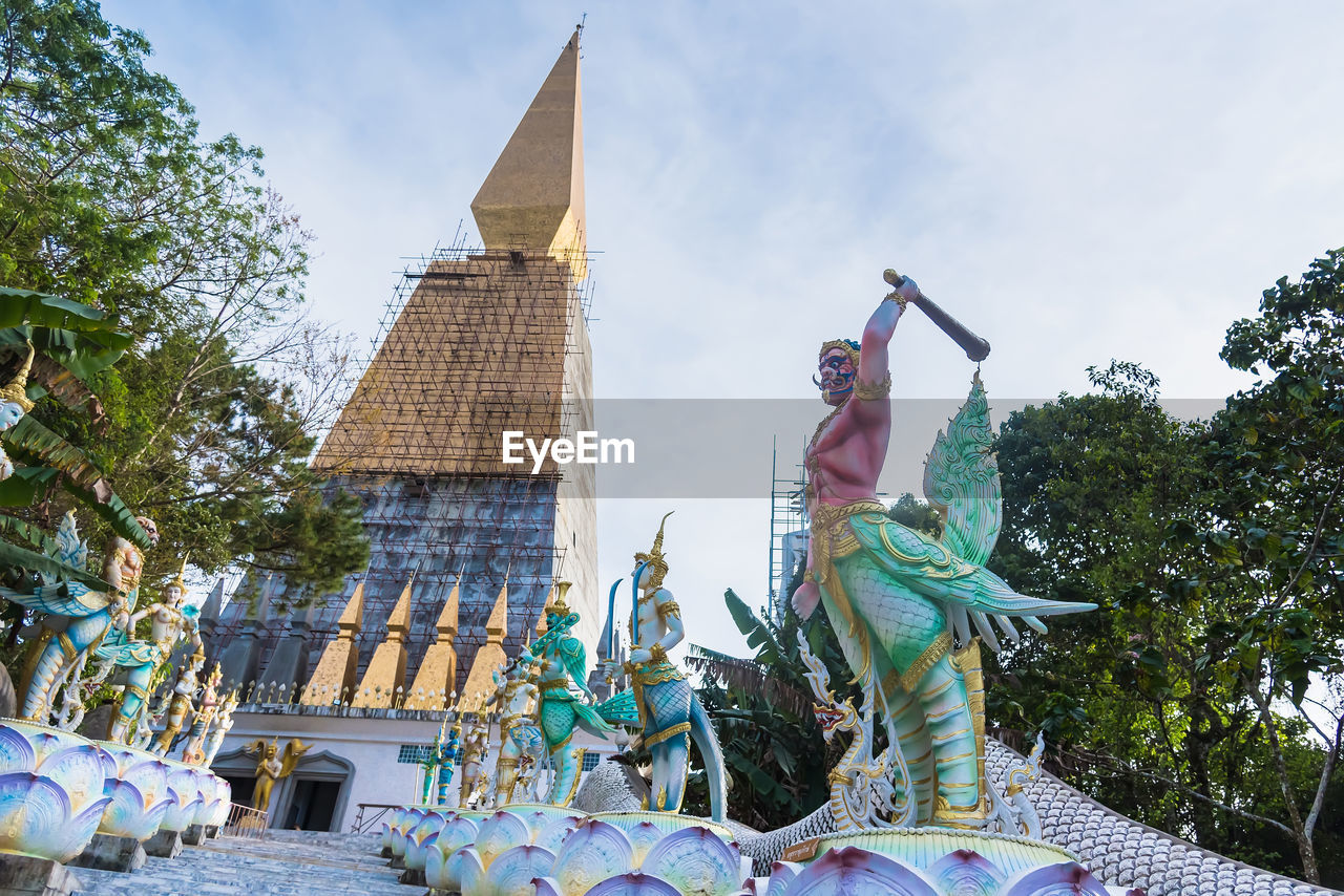 LOW ANGLE VIEW OF STATUES AGAINST BUILDING