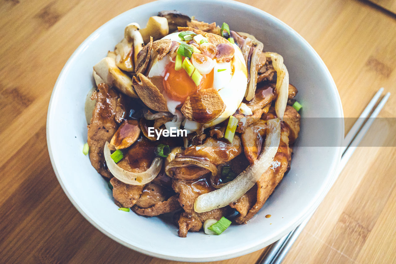 HIGH ANGLE VIEW OF FOOD IN PLATE