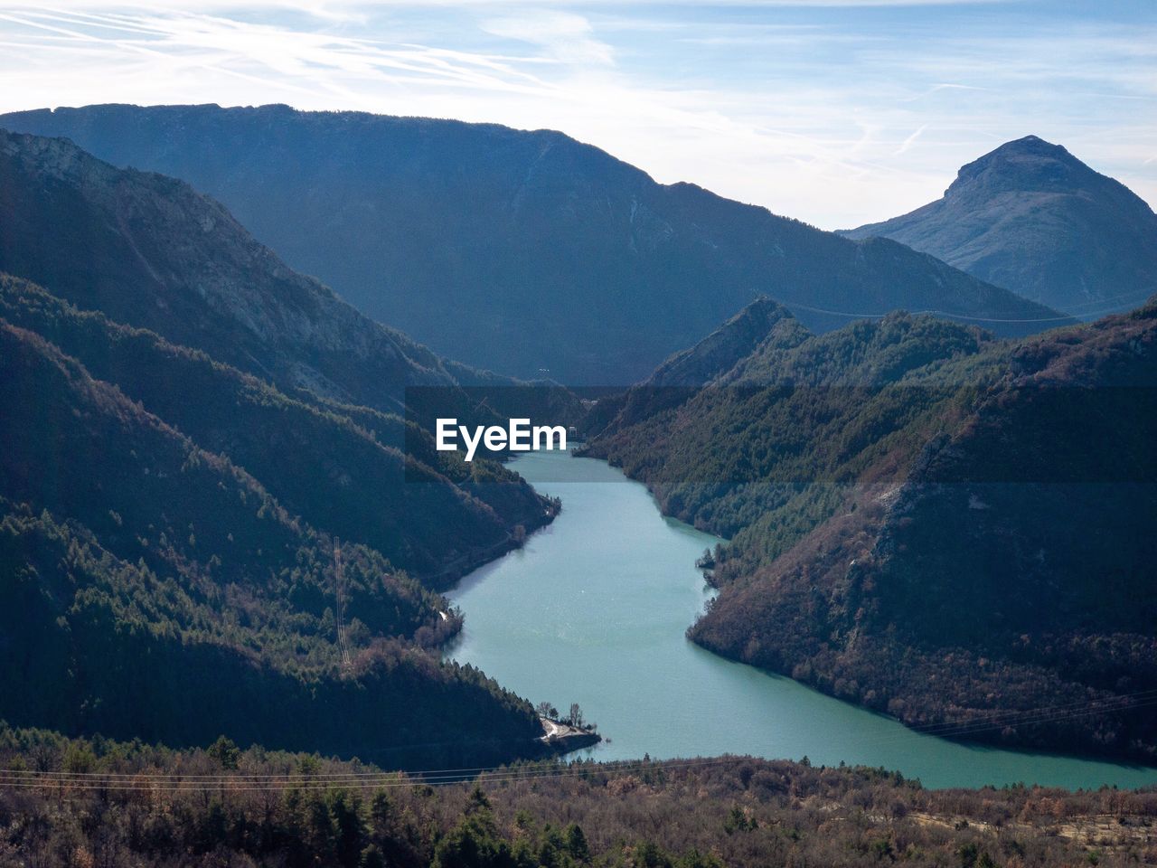 HIGH ANGLE VIEW OF LAKE AGAINST MOUNTAIN RANGE