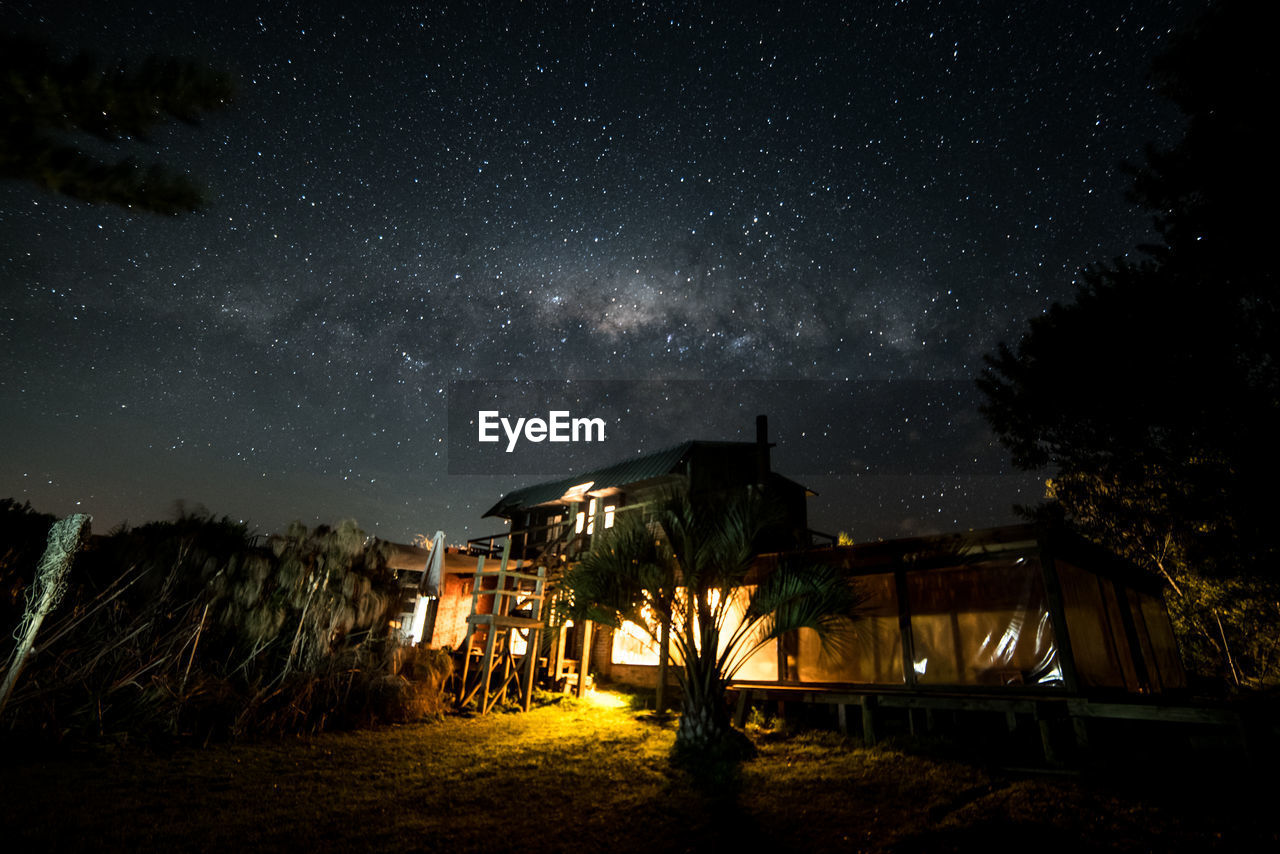 BUILT STRUCTURE AGAINST SKY AT NIGHT