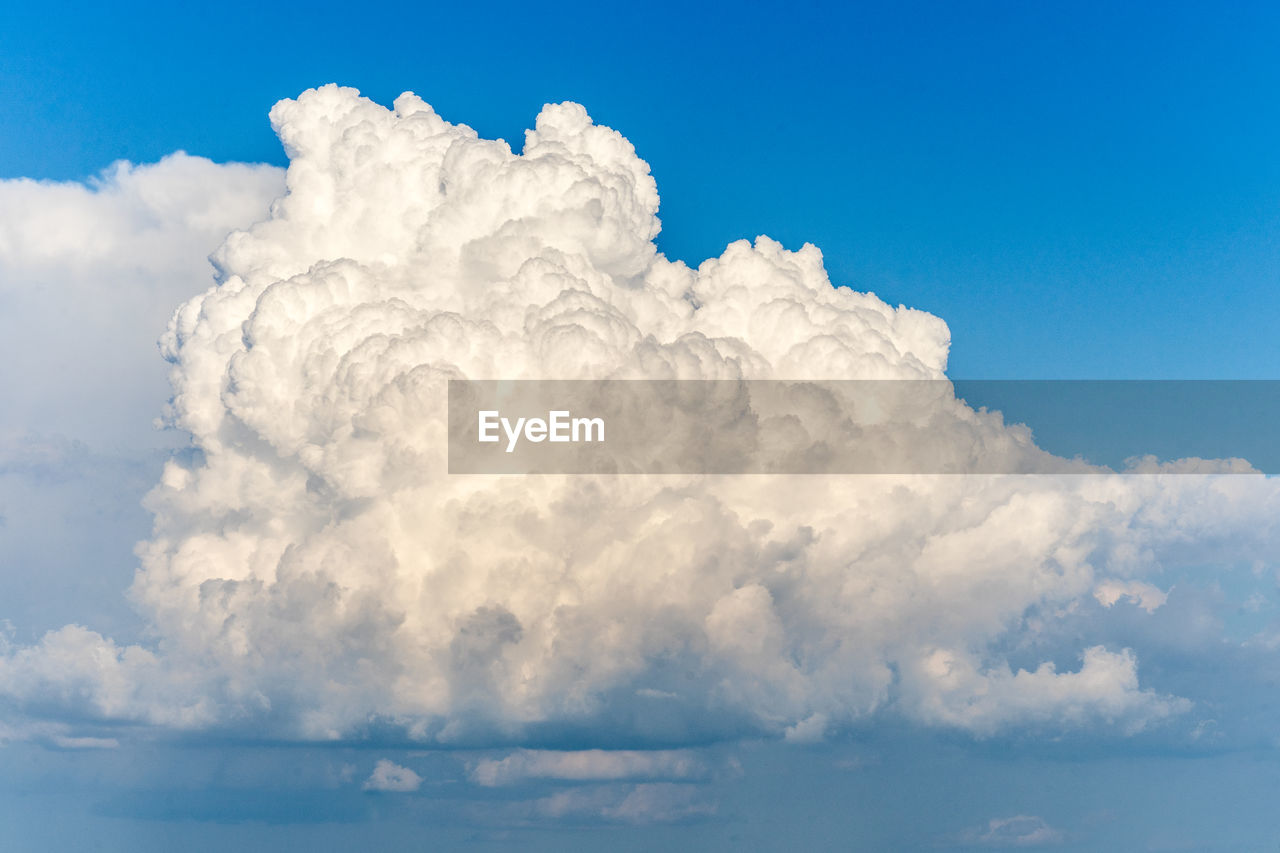 LOW ANGLE VIEW OF CLOUDSCAPE AGAINST SKY