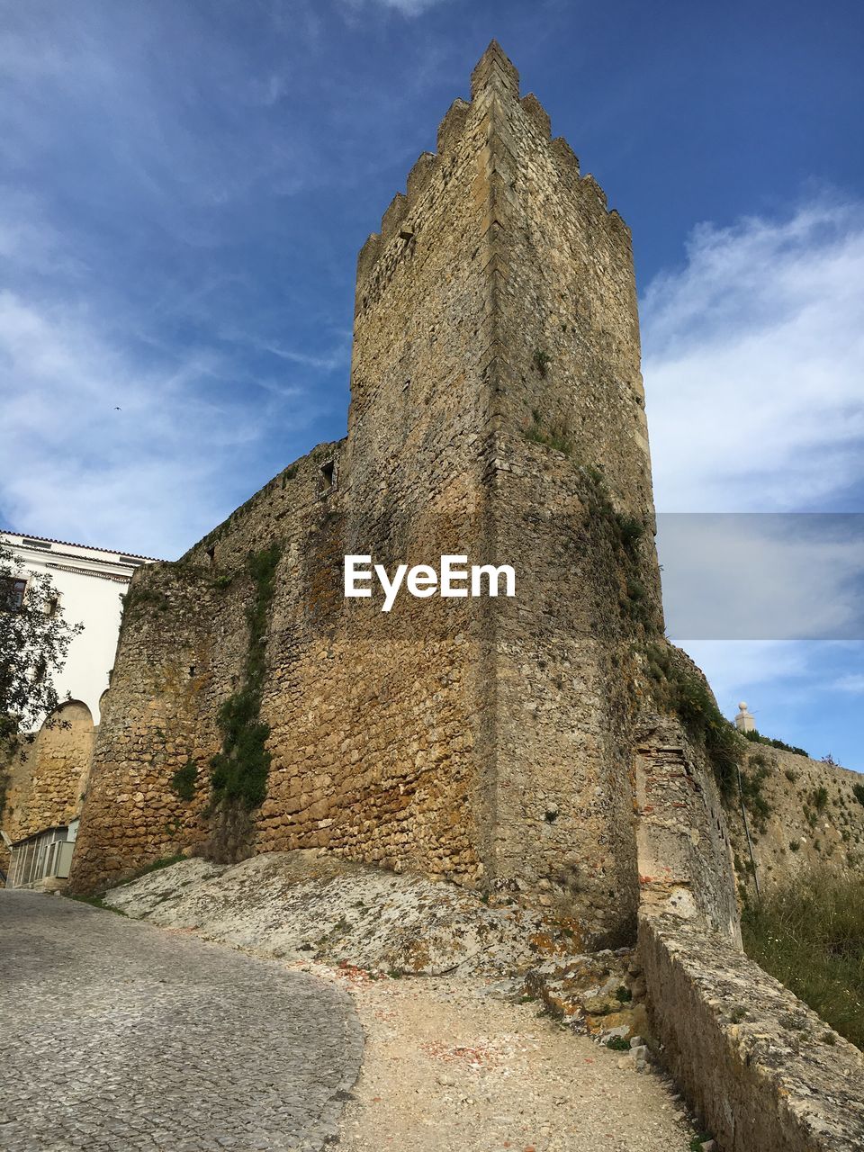 LOW ANGLE VIEW OF OLD BUILT STRUCTURE AGAINST THE SKY