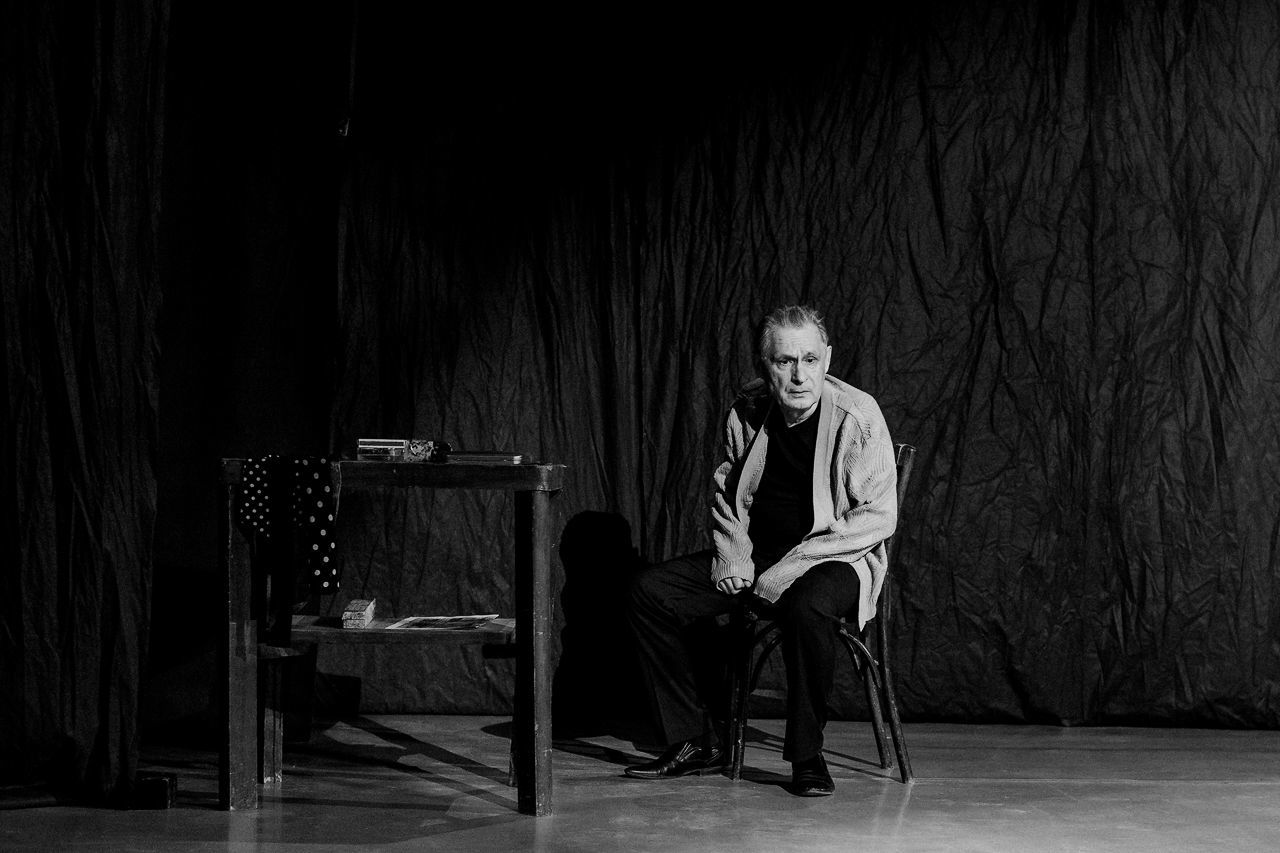 PORTRAIT OF MAN SITTING ON CHAIR