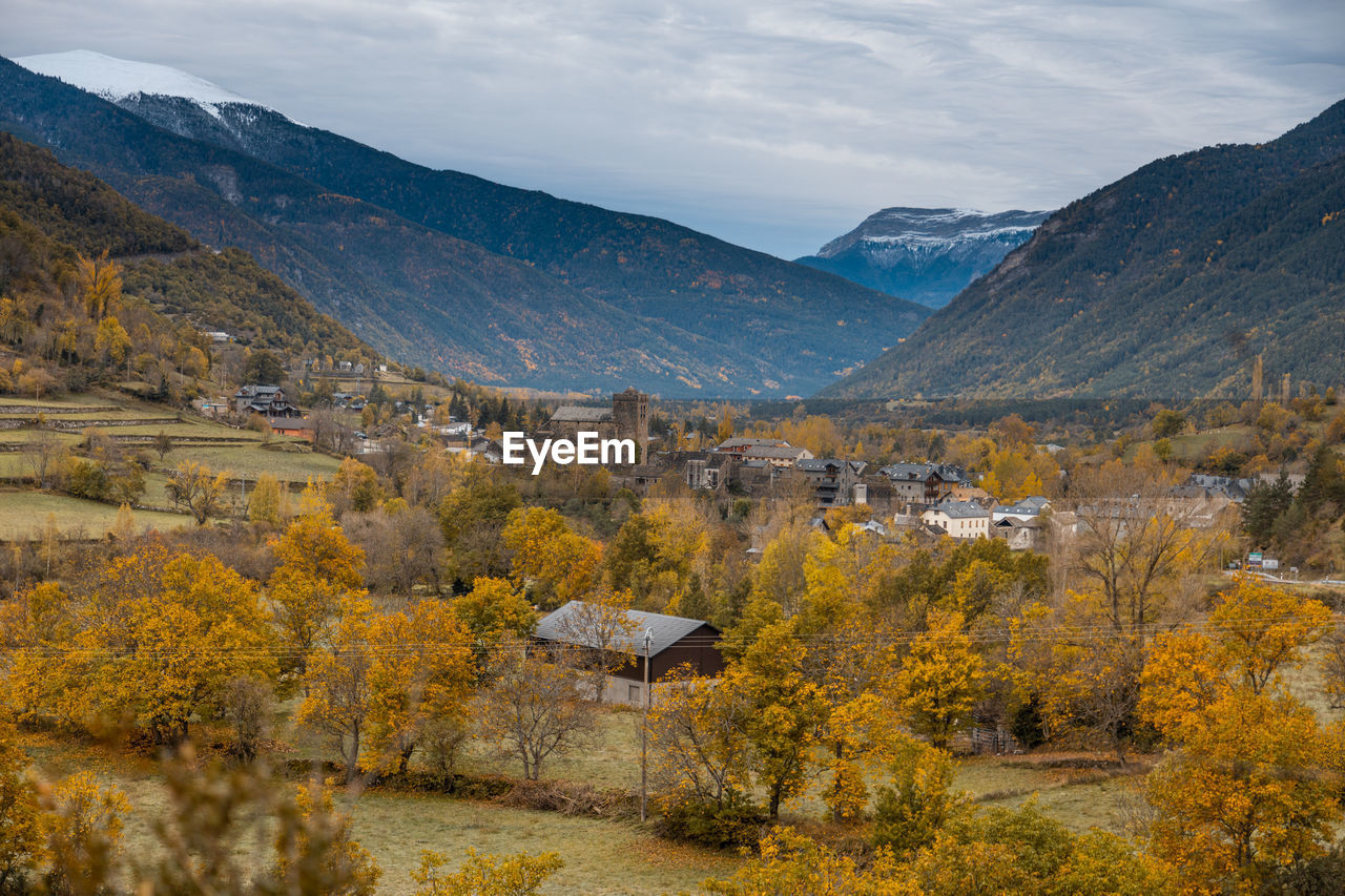 SCENIC VIEW OF MOUNTAINS DURING AUTUMN