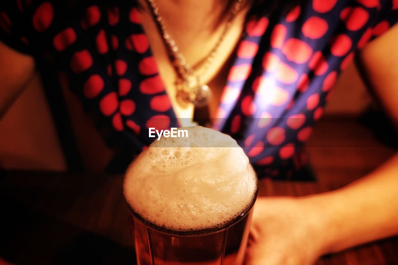 CLOSE-UP OF WOMAN HAND HOLDING DRINK