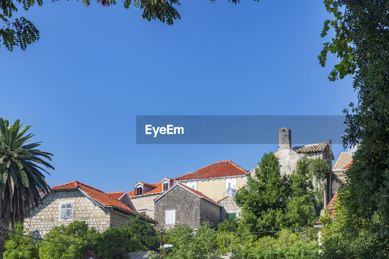 LOW ANGLE VIEW OF BUILDINGS AGAINST CLEAR SKY