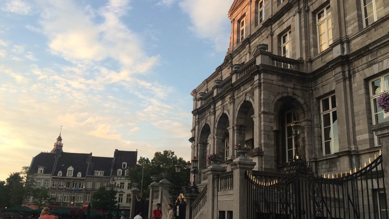 LOW ANGLE VIEW OF BUILDINGS AGAINST SKY