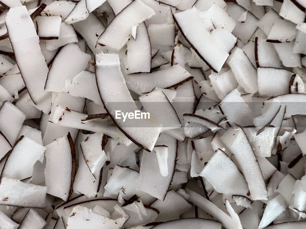 FULL FRAME SHOT OF CHOPPED BEANS