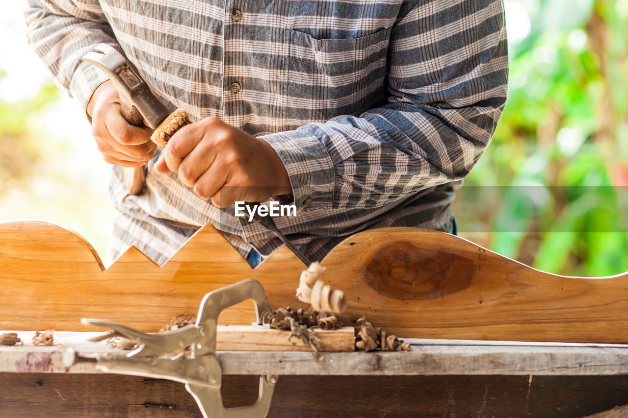 MIDSECTION OF MAN PREPARING FOOD