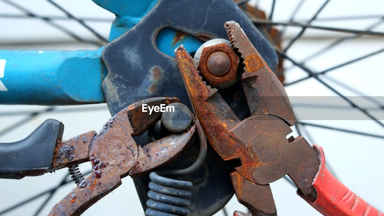 bicycle, metal, vehicle, rusty, close-up, day, blue, focus on foreground, transportation, no people, iron, wheel, outdoors, mountain bike, mode of transportation