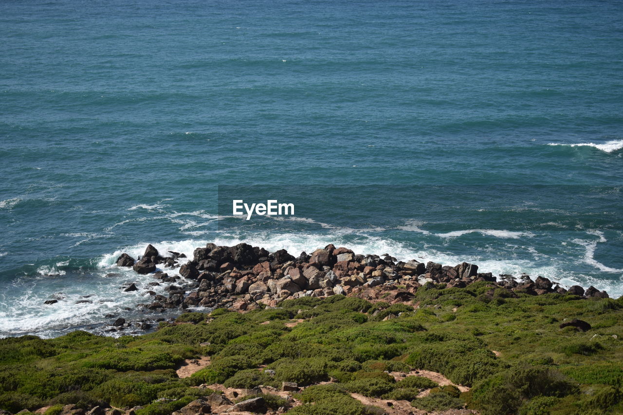 HIGH ANGLE VIEW OF ROCKS ON SHORE