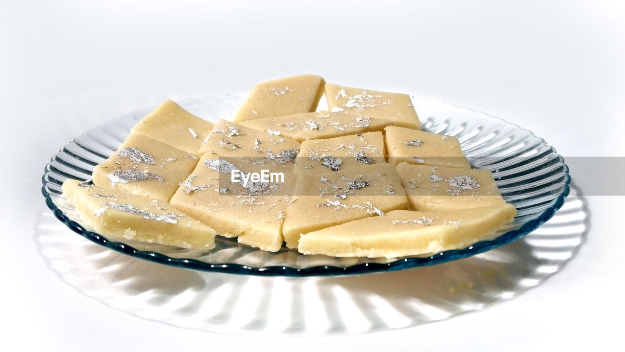 HIGH ANGLE VIEW OF CAKE IN PLATE