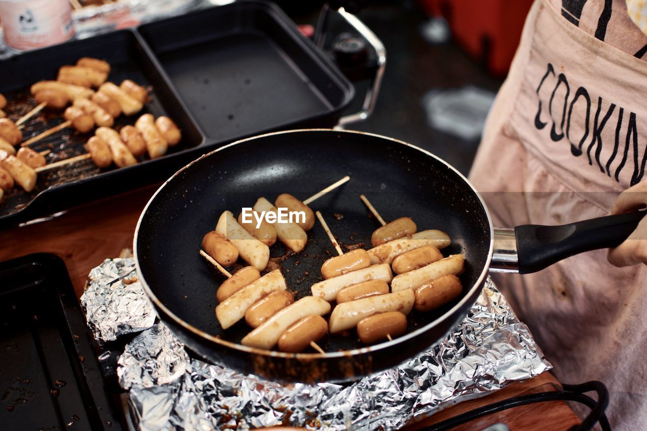 HIGH ANGLE VIEW OF MEAT IN BARBECUE GRILL