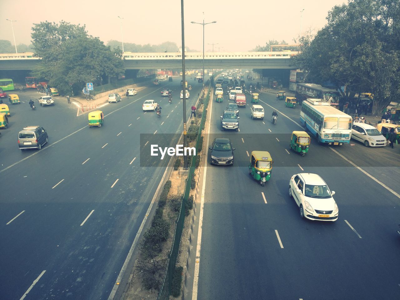 HIGH ANGLE VIEW OF VEHICLES ON ROAD