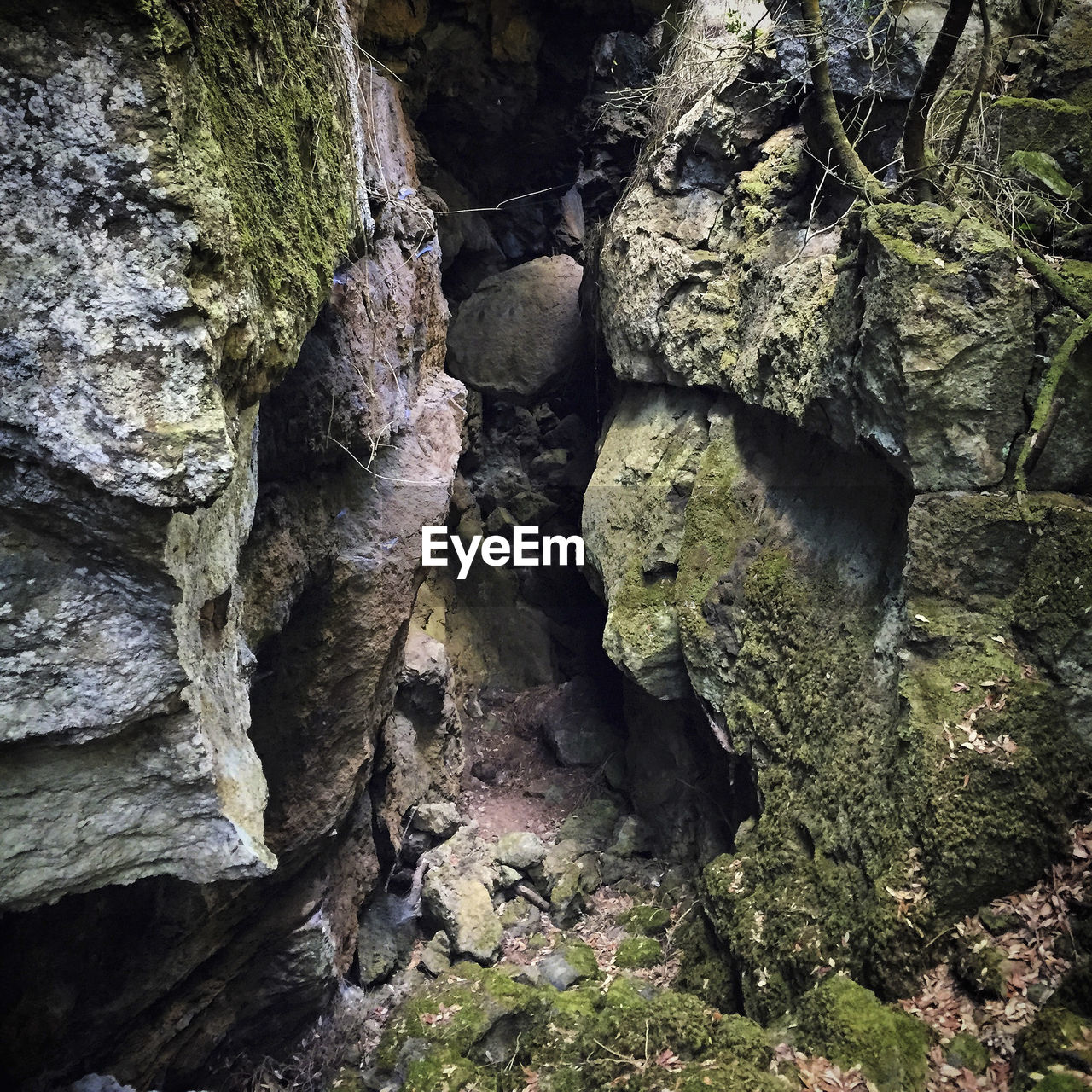 CLOSE-UP OF ROCKS ON ROCK