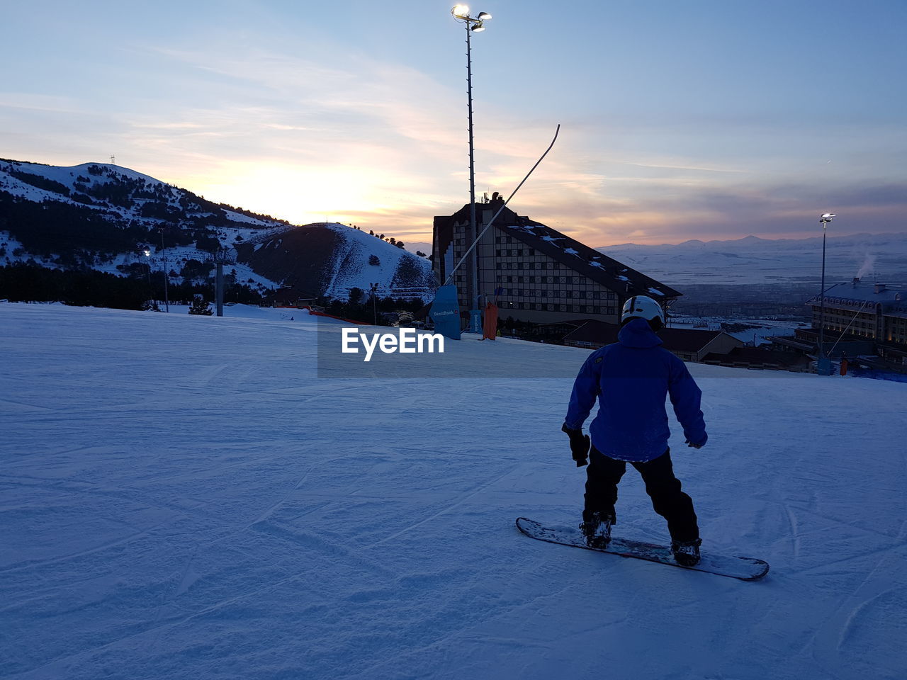 FULL LENGTH OF MAN SKIING IN SNOW