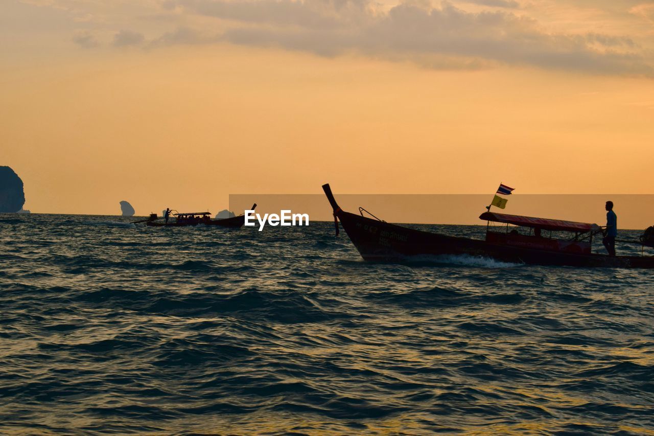 SILHOUETTE BOAT IN SEA AGAINST SKY DURING SUNSET