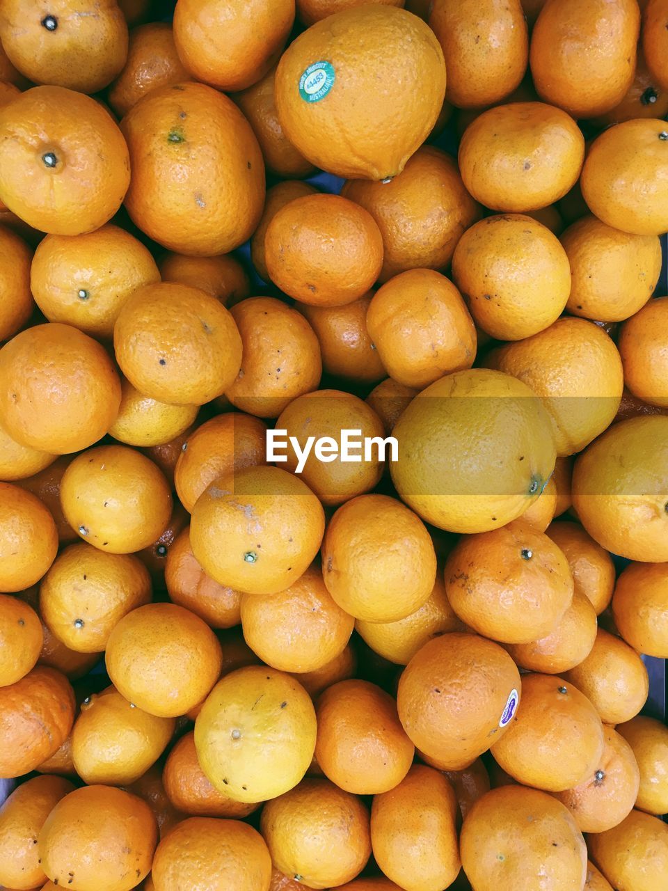 FULL FRAME SHOT OF ORANGES IN MARKET STALL