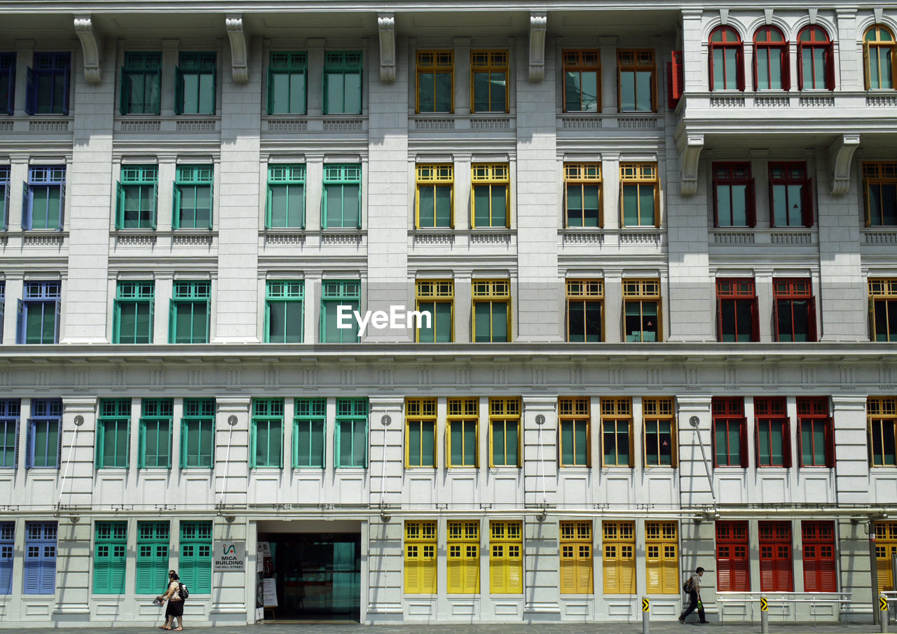 FULL FRAME SHOT OF BUILDING WITH WINDOWS