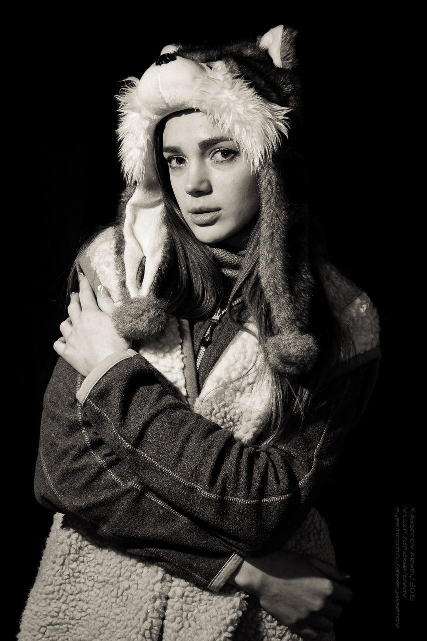 PORTRAIT OF BEAUTIFUL YOUNG WOMAN OVER BLACK BACKGROUND