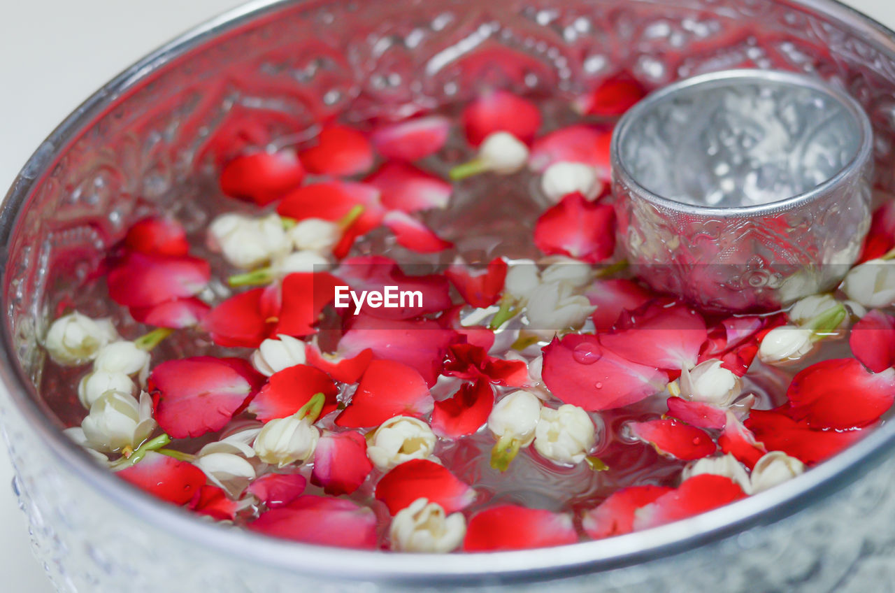 HIGH ANGLE VIEW OF CHOPPED FRUITS IN BOWL ON TABLE