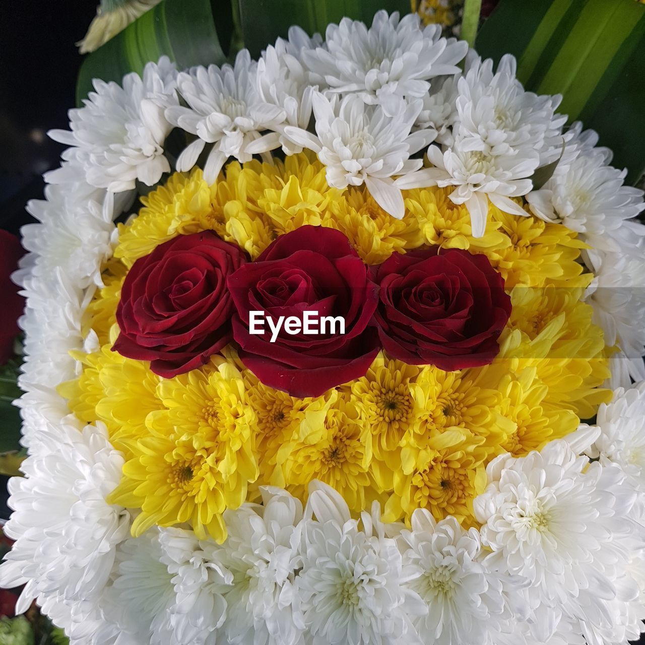 HIGH ANGLE VIEW OF ROSE BOUQUET ON WHITE ROSES