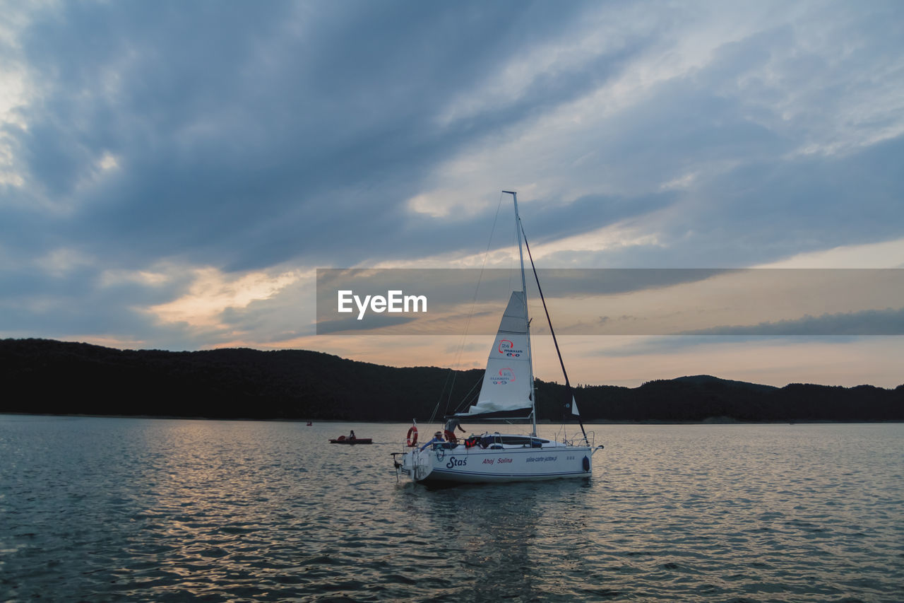 SAILBOAT ON SEA AGAINST SKY