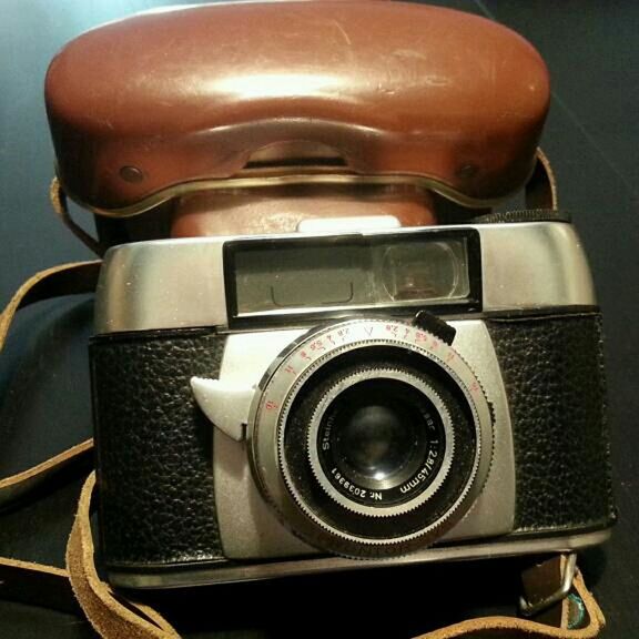 CLOSE-UP OF VINTAGE CAMERA