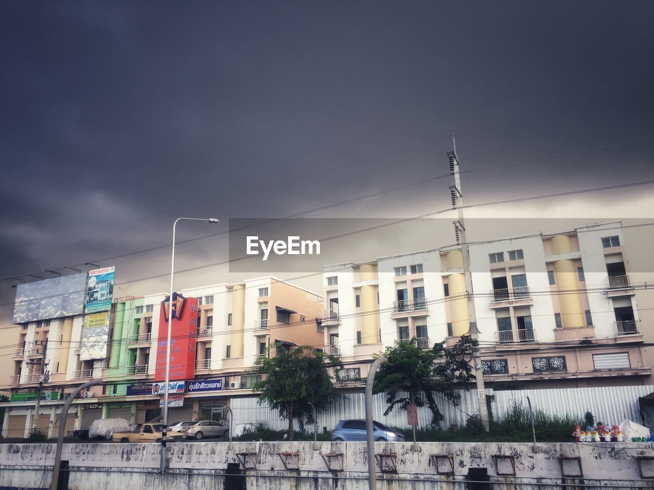 LOW ANGLE VIEW OF BUILDINGS IN CITY