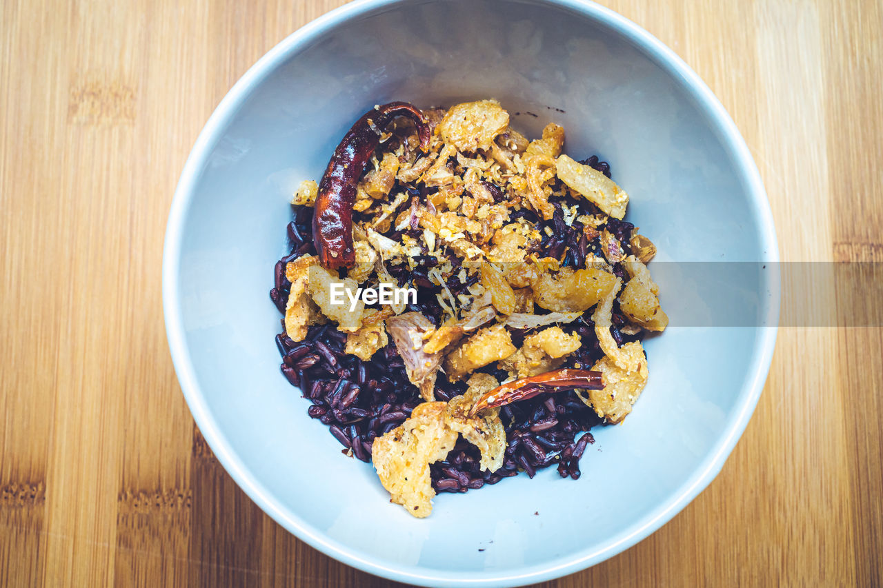 DIRECTLY ABOVE SHOT OF FOOD SERVED IN BOWL