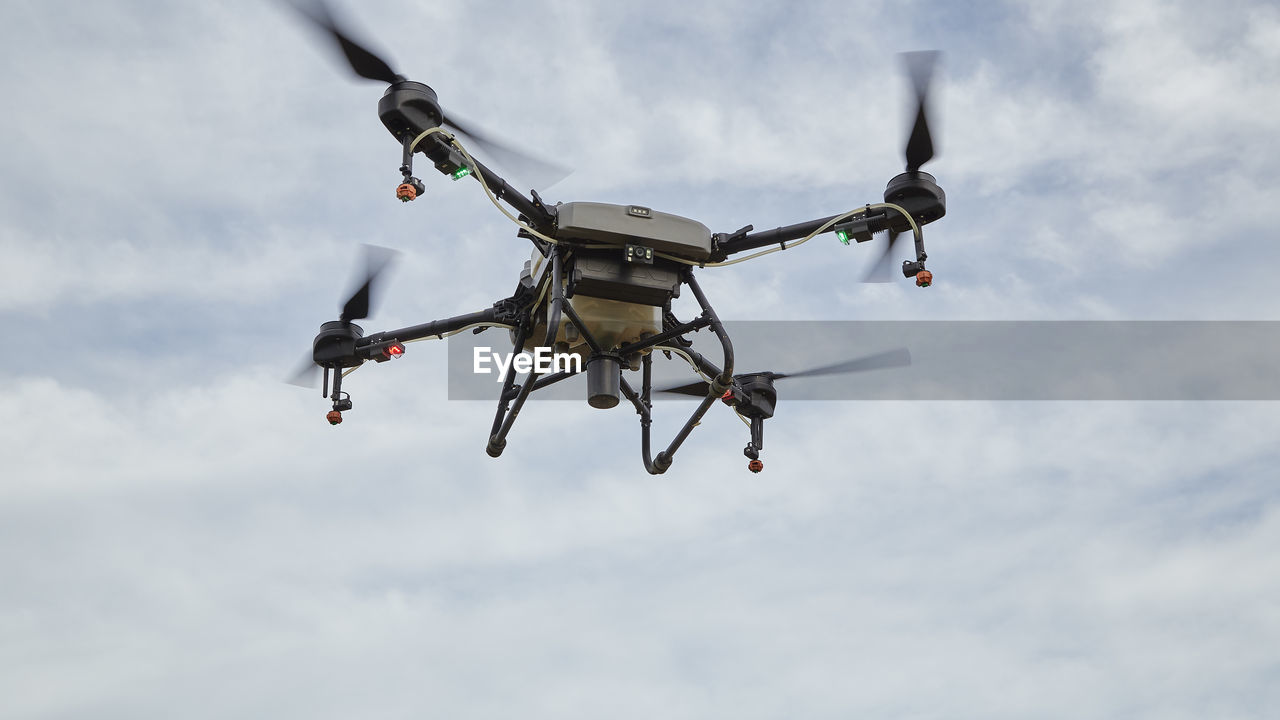 Agriculture drone fly to sprayed fertilizer using drone ai artificial intelligence