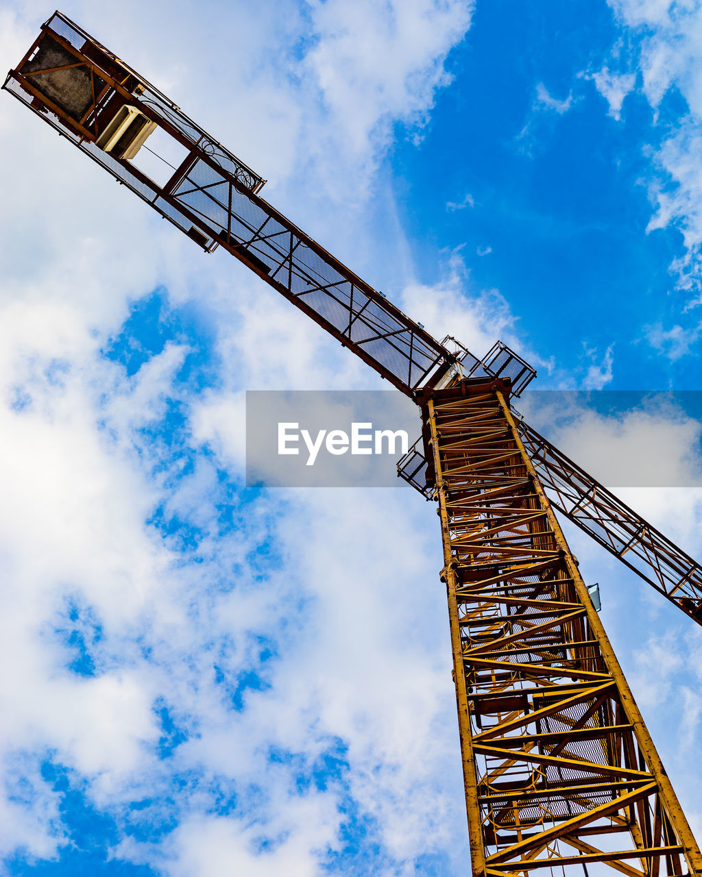 LOW ANGLE VIEW OF CRANE AGAINST CONSTRUCTION SITE