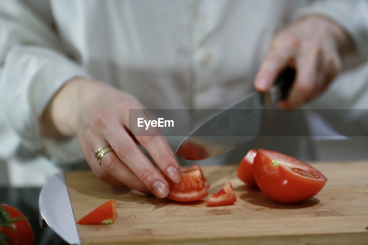 MIDSECTION OF MAN PREPARING FOOD