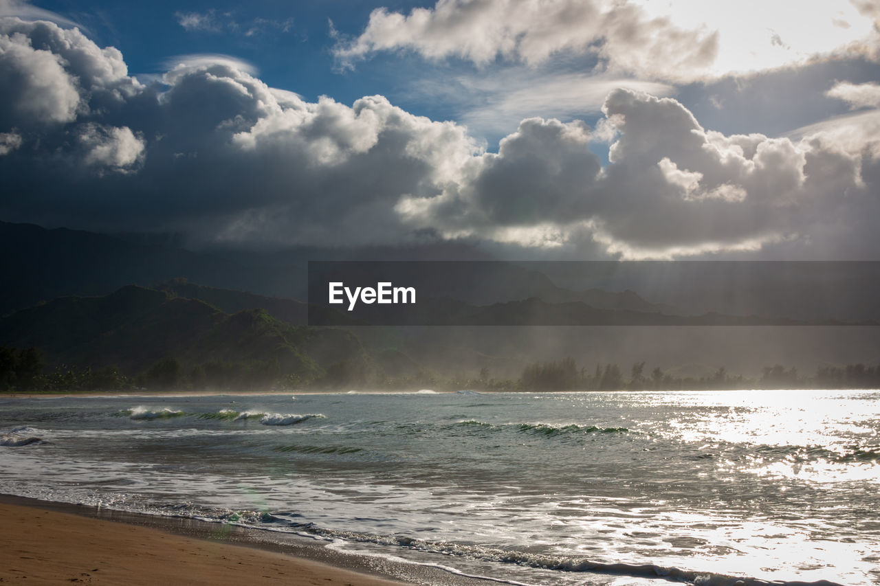 Scenic view of waioli beach park, hanalei bay on the hawaiian island of kauai, usa against sky