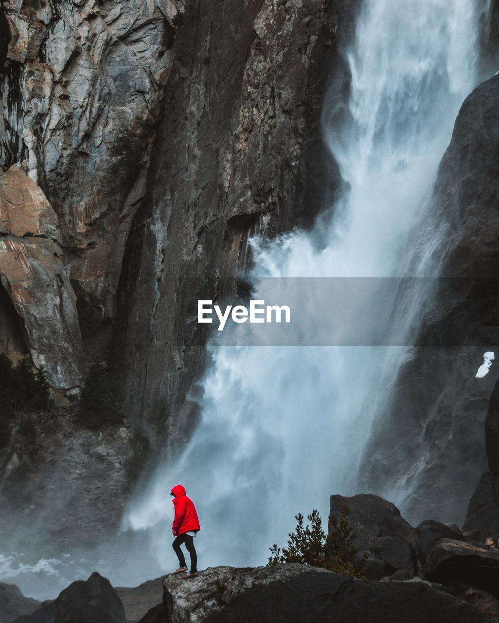 SCENIC VIEW OF WATERFALL AGAINST SKY