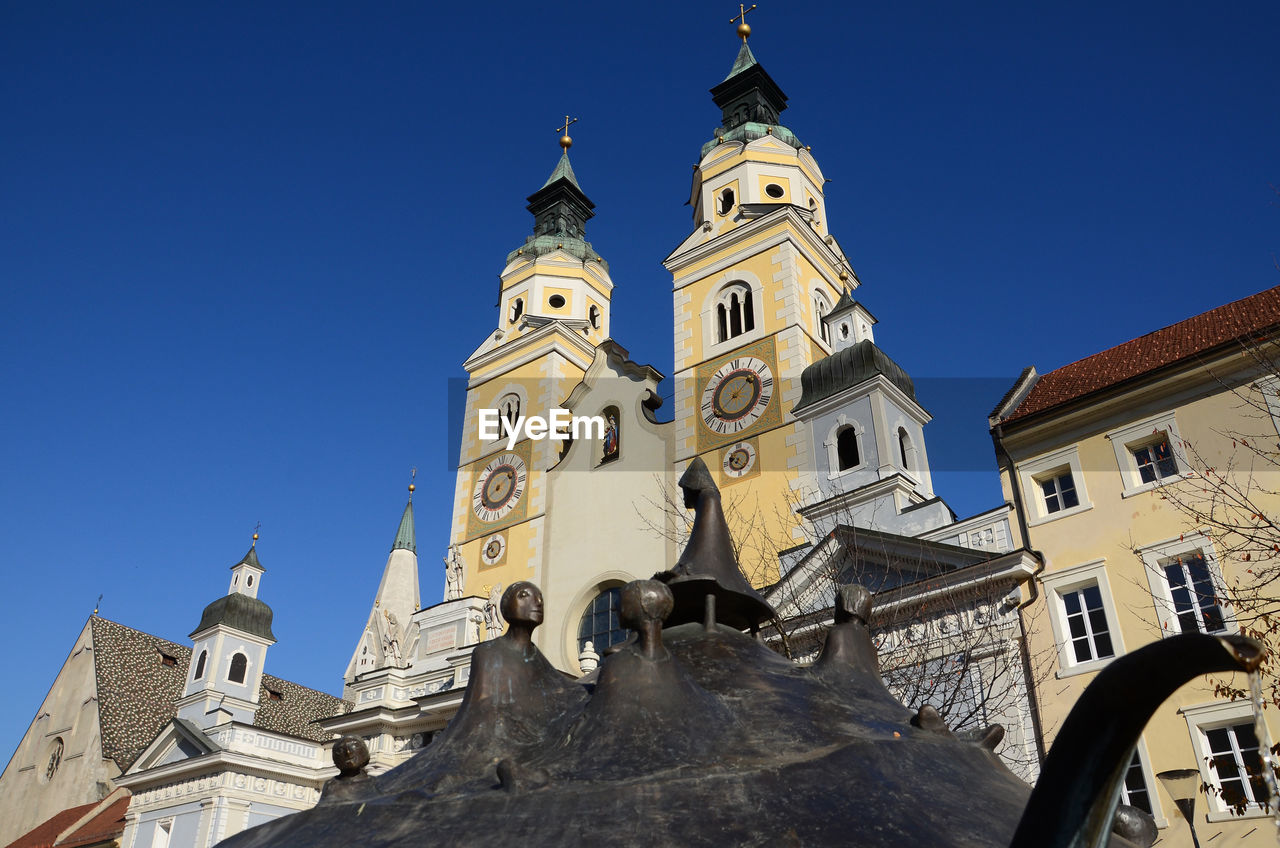 LOW ANGLE VIEW OF BUILDINGS AGAINST SKY