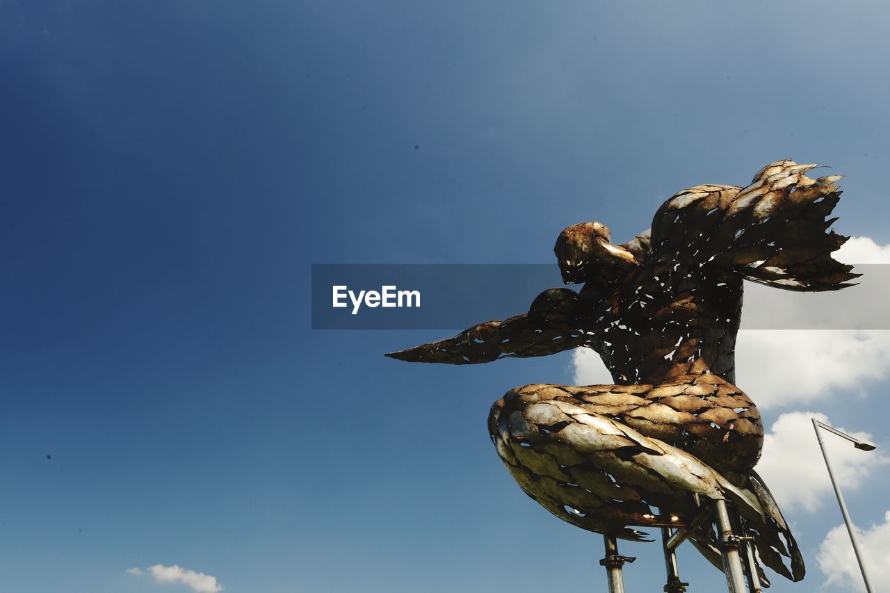 LOW ANGLE VIEW OF ANGEL STATUE AGAINST SKY